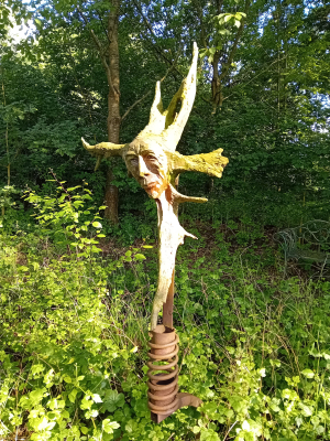 Artists/Images/ResizedExtra/louis 2 verdal_image_grande tete sur support metallique_in garden.jpg
